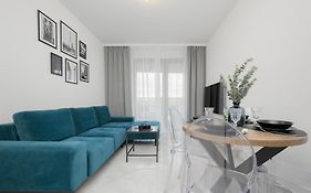 Apartment With Balcony & Parking In Warsaw By Noclegi Renters